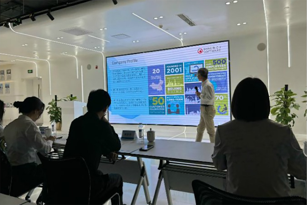 盛安德张总在会议上作分享