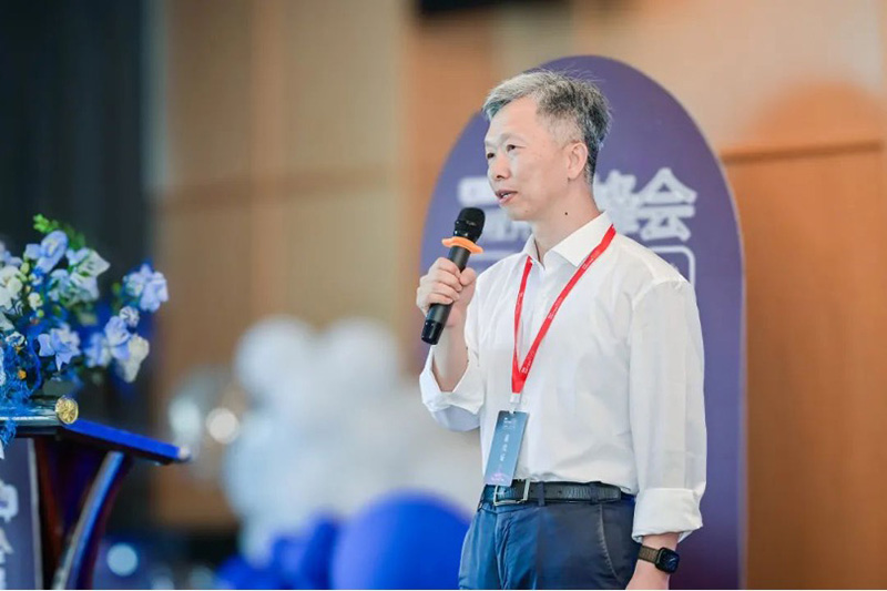 张总峰会现场演讲