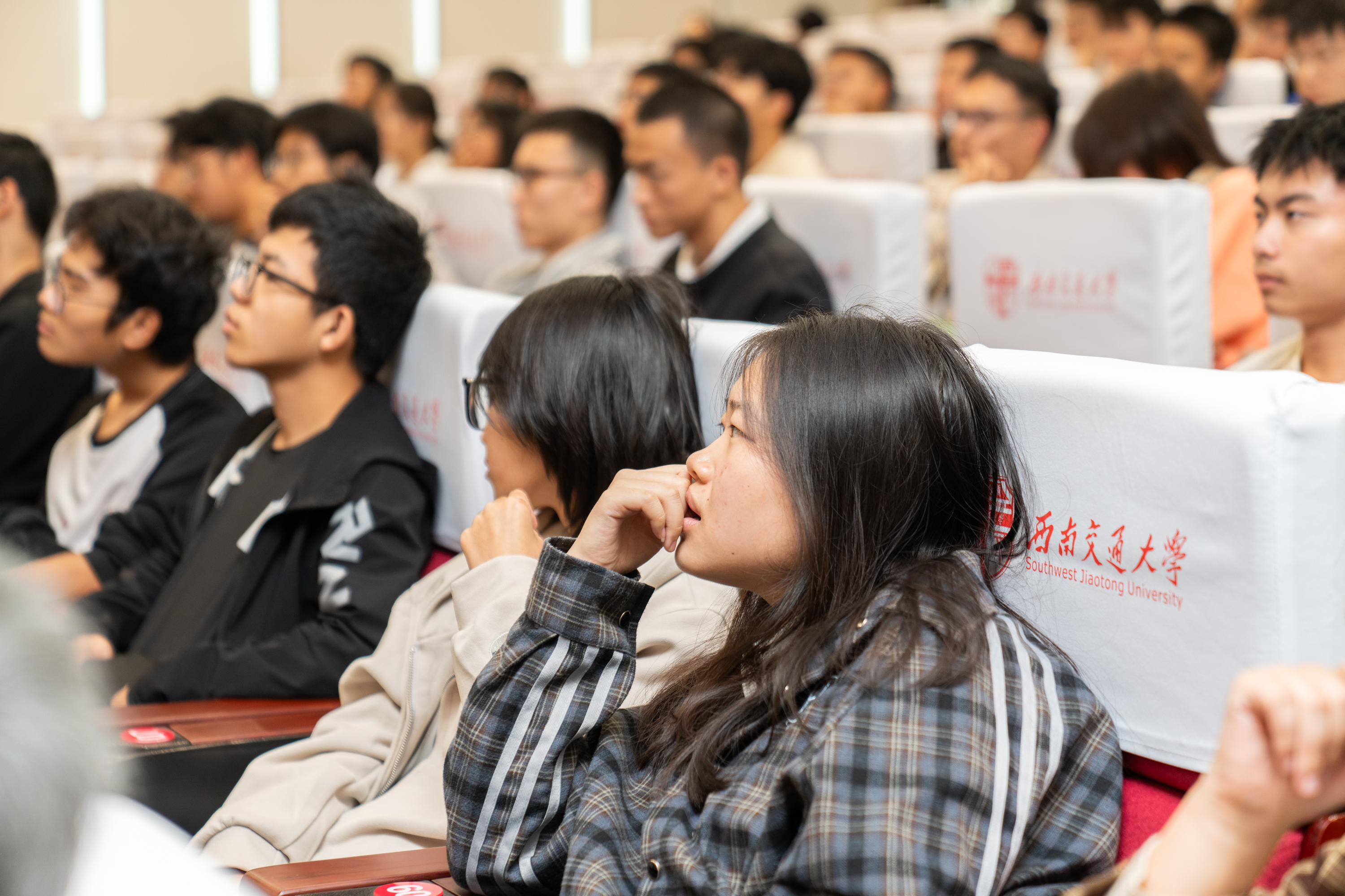 同学认真听取分享2