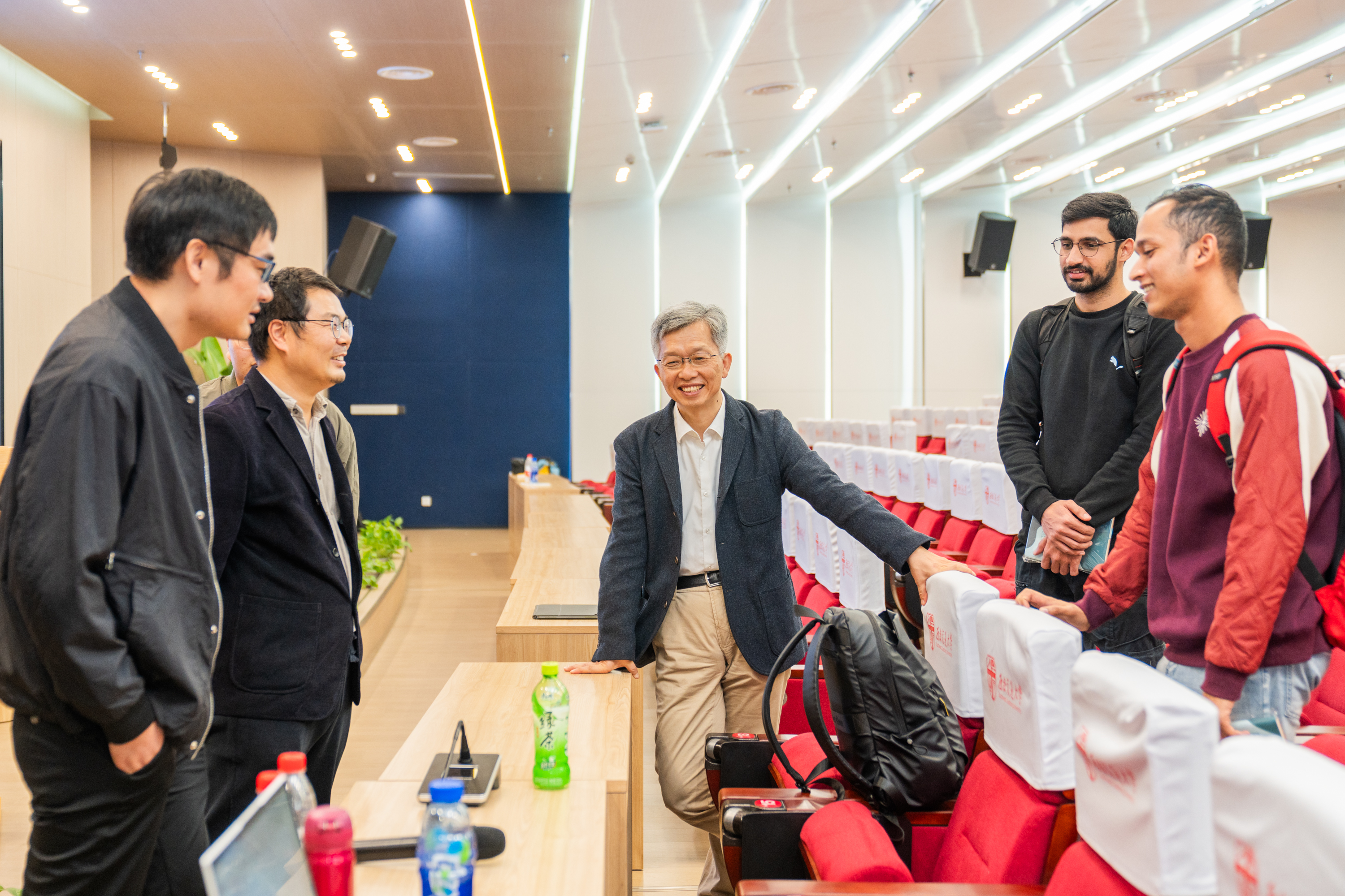 会后仍在沟通交流